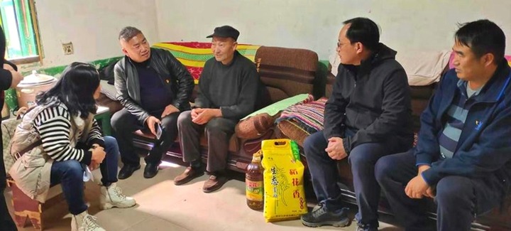 集团党委委员、副总经理张清一行到一平浪煤矿发展节前送温暖慰问活动