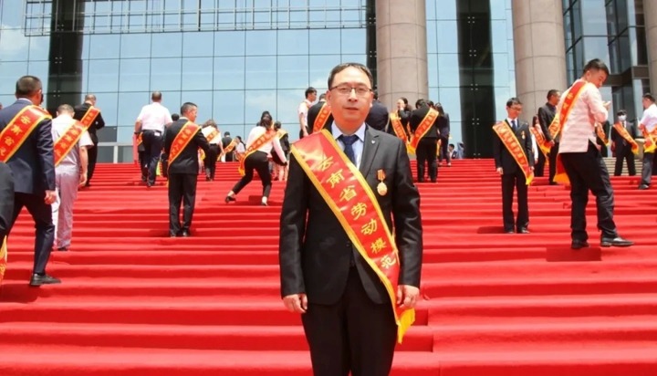 云南省第二十三届劳动圭表——云煤匠人李晓毅