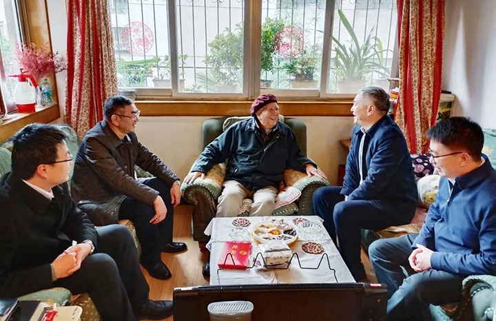 云南省国资委党委委员、副主任洪国正一行到云煤（yl6809永利）集团发展春节走访慰问离退老干部活动