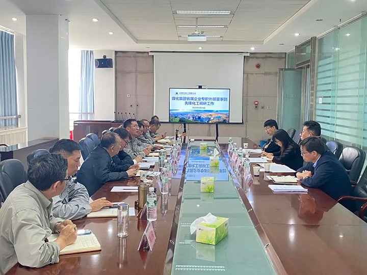 云煤（yl6809永利）集团专职表部董事寸延峰、伍显清到前锋化工调研