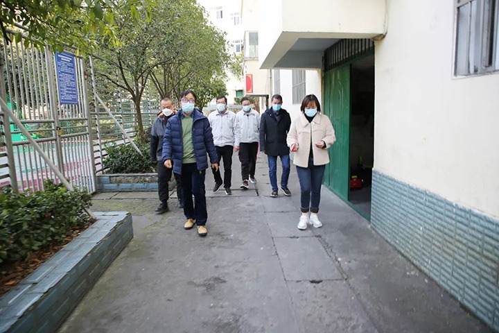 云煤（yl6809永利）集团党委委员、副总经理施从伟到镇雄煤业公司发展元旦、春节送温暖走访慰问活动