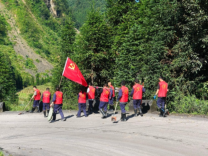 党员前锋引领 共筑矿区绿色家园