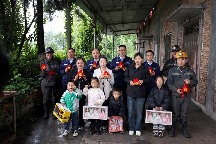 恩洪煤业公司组织发展“安全出产月”家庭安全协管行动