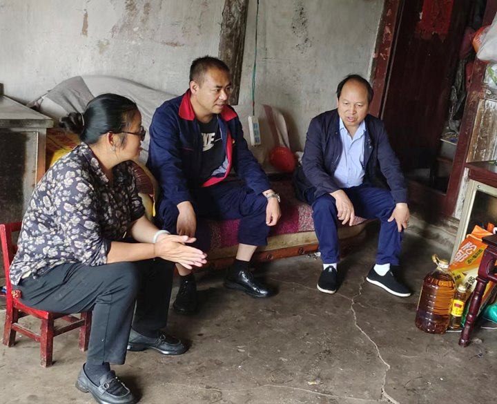 田坝煤矿公司发展“七一”走访慰问难题党员活动