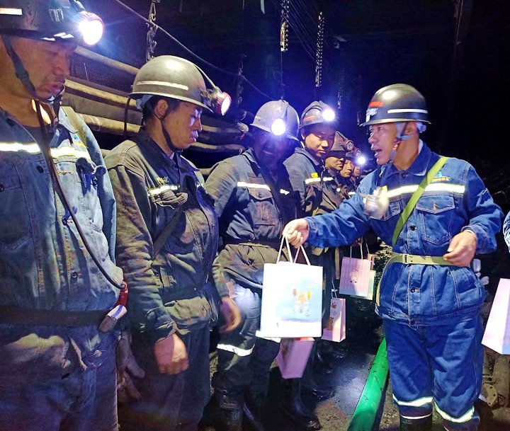 “伞”亮夏季，“杯”暖人心——镇雄煤业工会发展夏送清冷活动