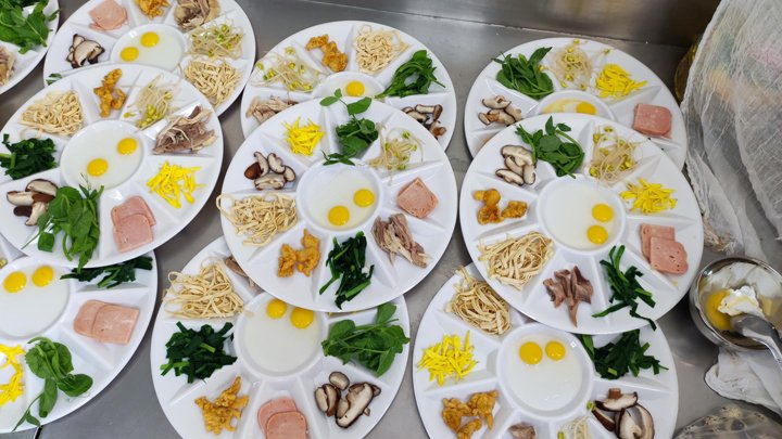 前锋煤业职工食堂“过桥米线”温暖上线